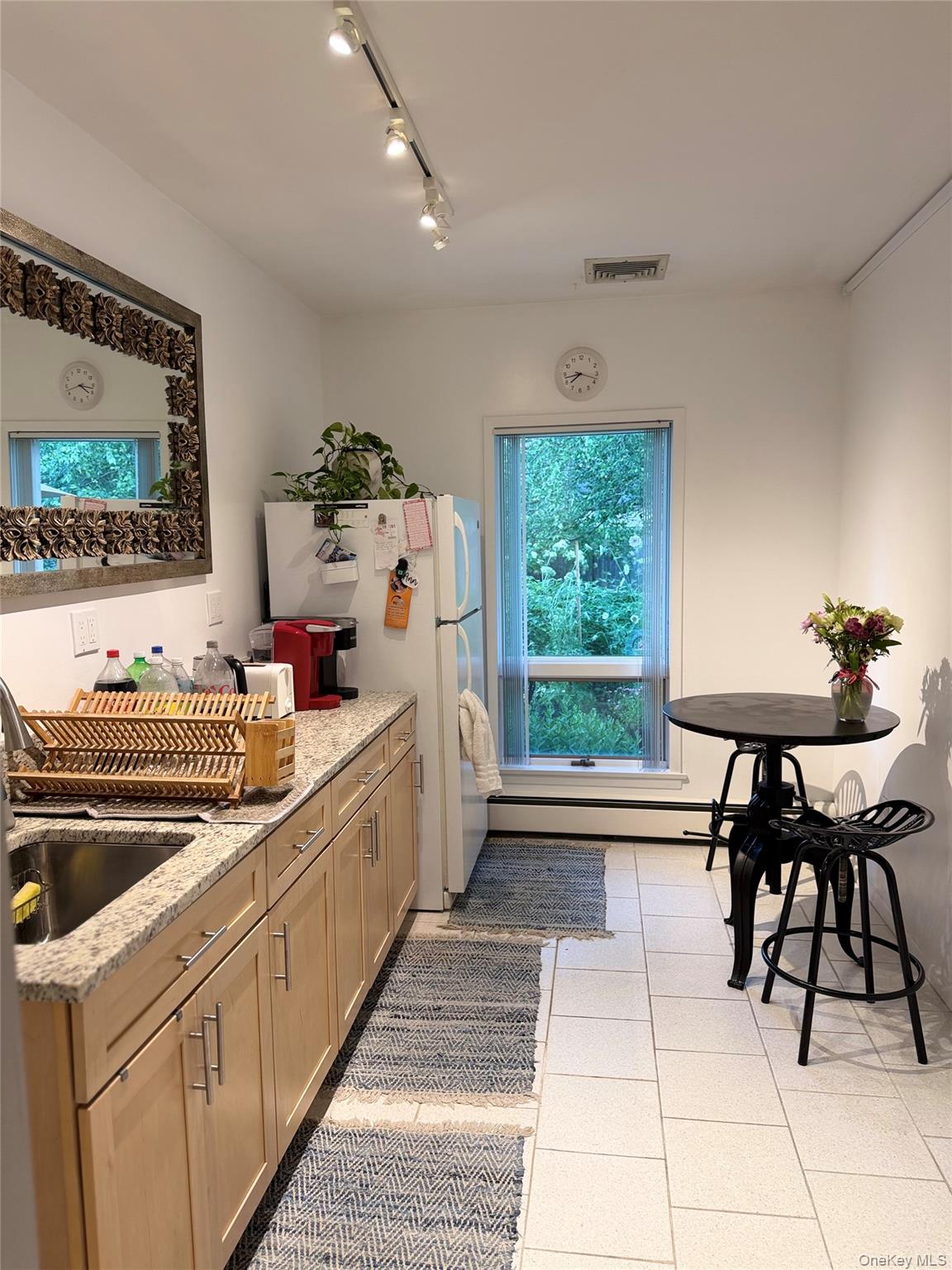 380 Park Avenue $1,000 Unit- 1 Room Property Photo 8