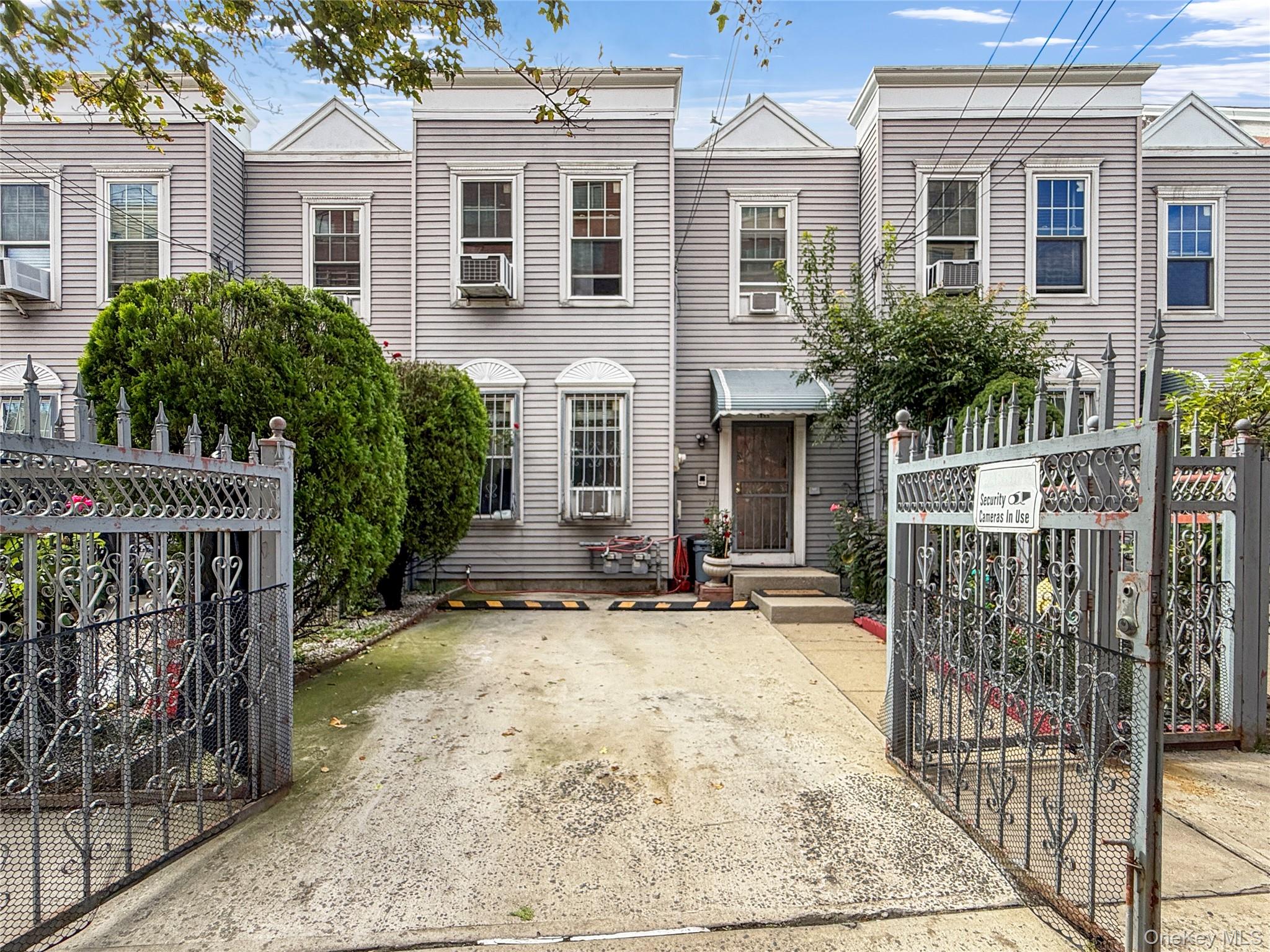 1895 Vyse Avenue A Property Photo 1