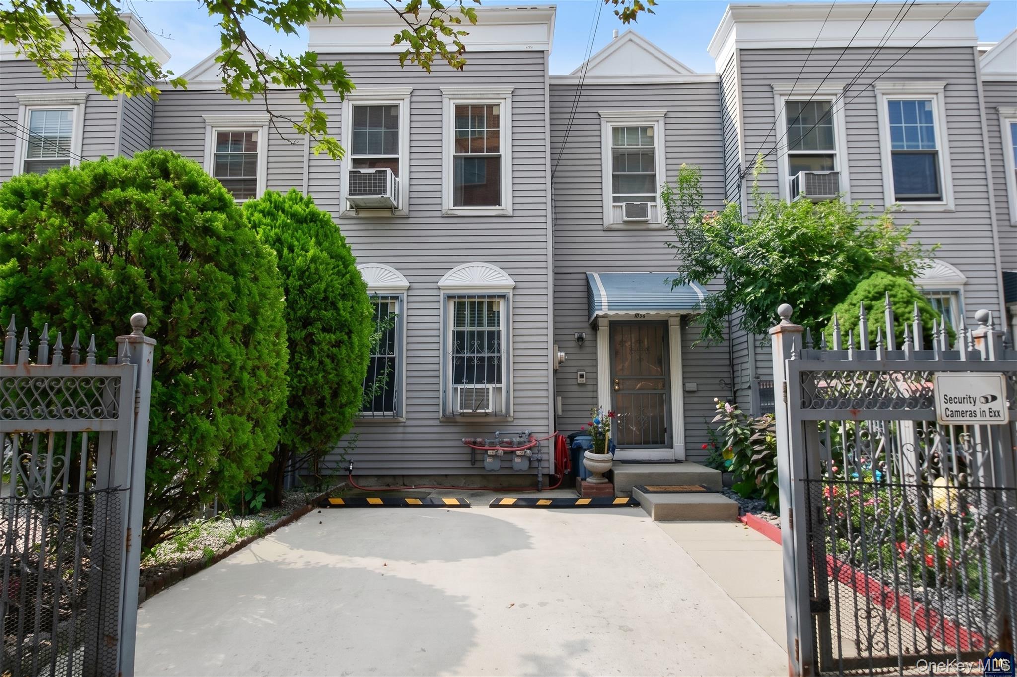 1895 Vyse Avenue A Property Photo 1