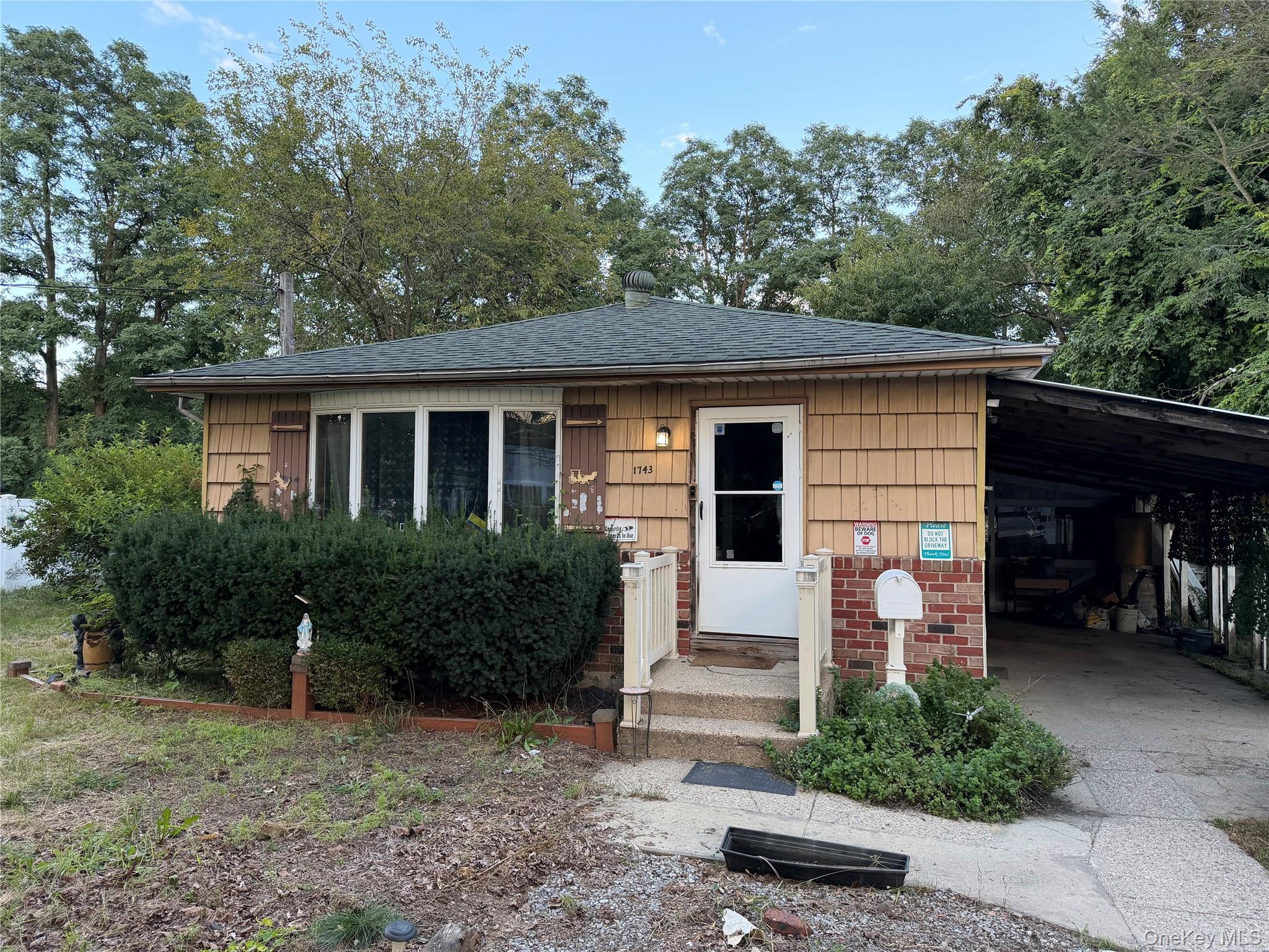 1743 N Thompson Drive Property Photo 1