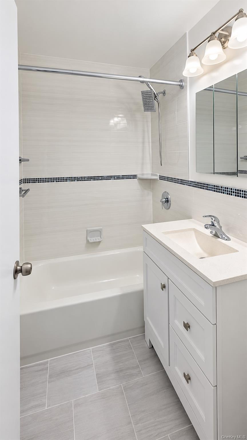 1121 Saint Lawrence Avenue Property Photo 8