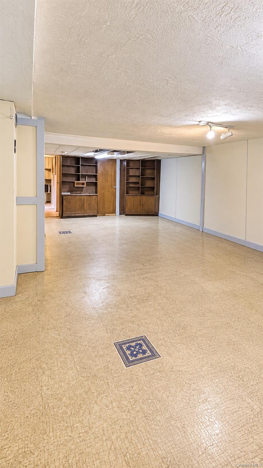 1121 Saint Lawrence Avenue Property Photo 15