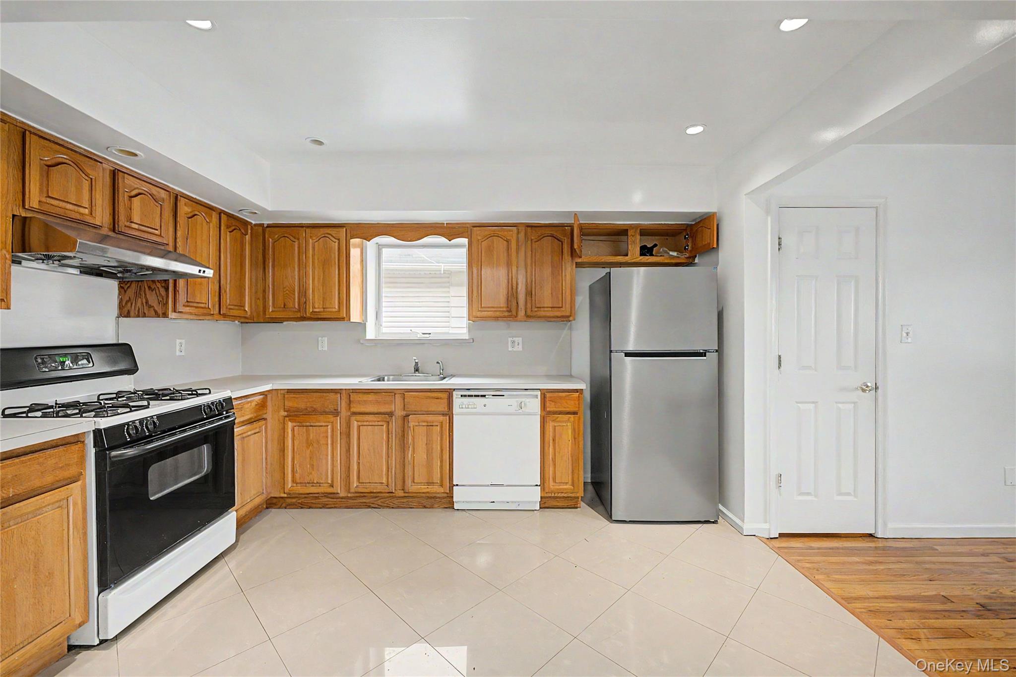 284 Dahlgren Place Property Photo 5