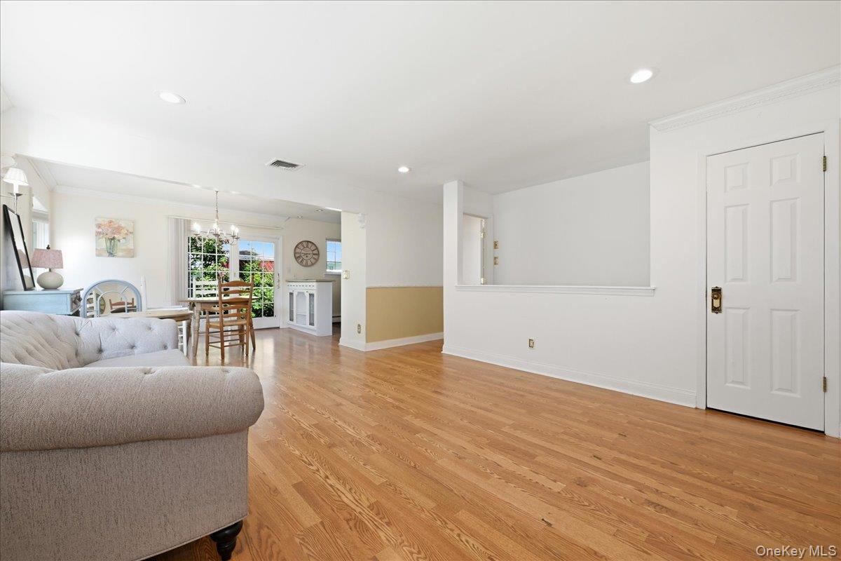 25 W Oakdale Street Property Photo 4