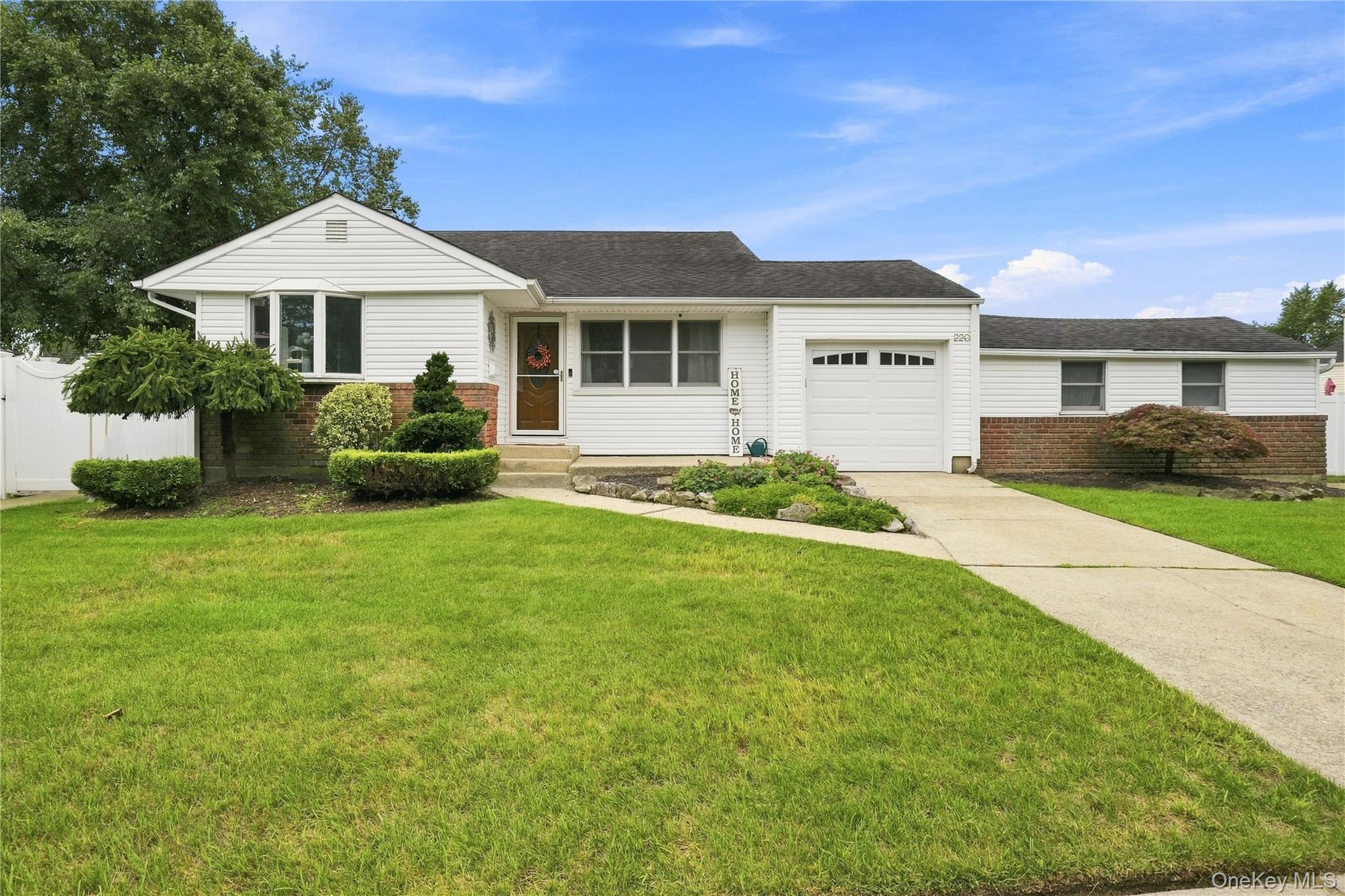 220 S Park Drive Property Photo 1