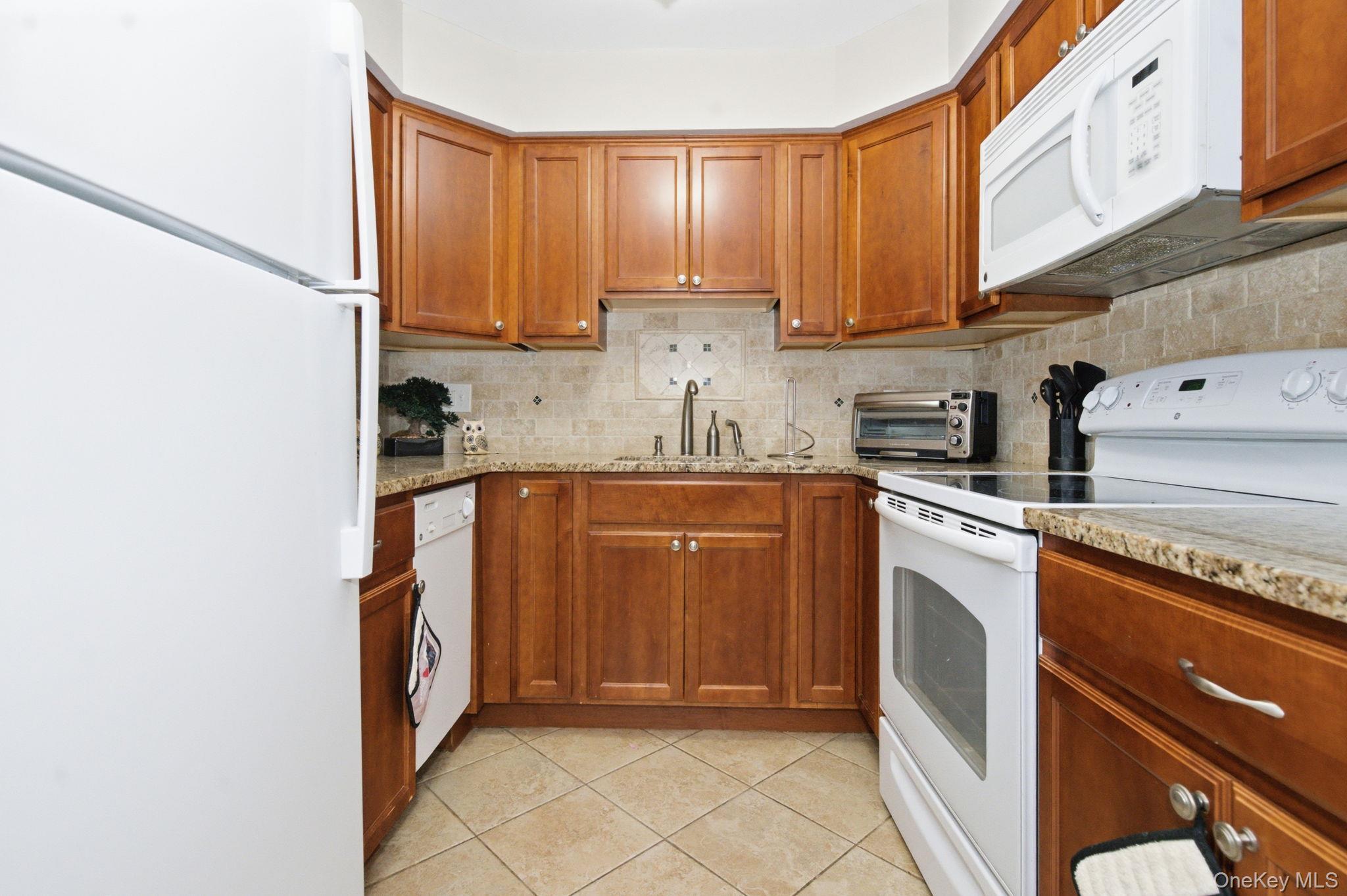 27 Walden Court F Property Photo 5