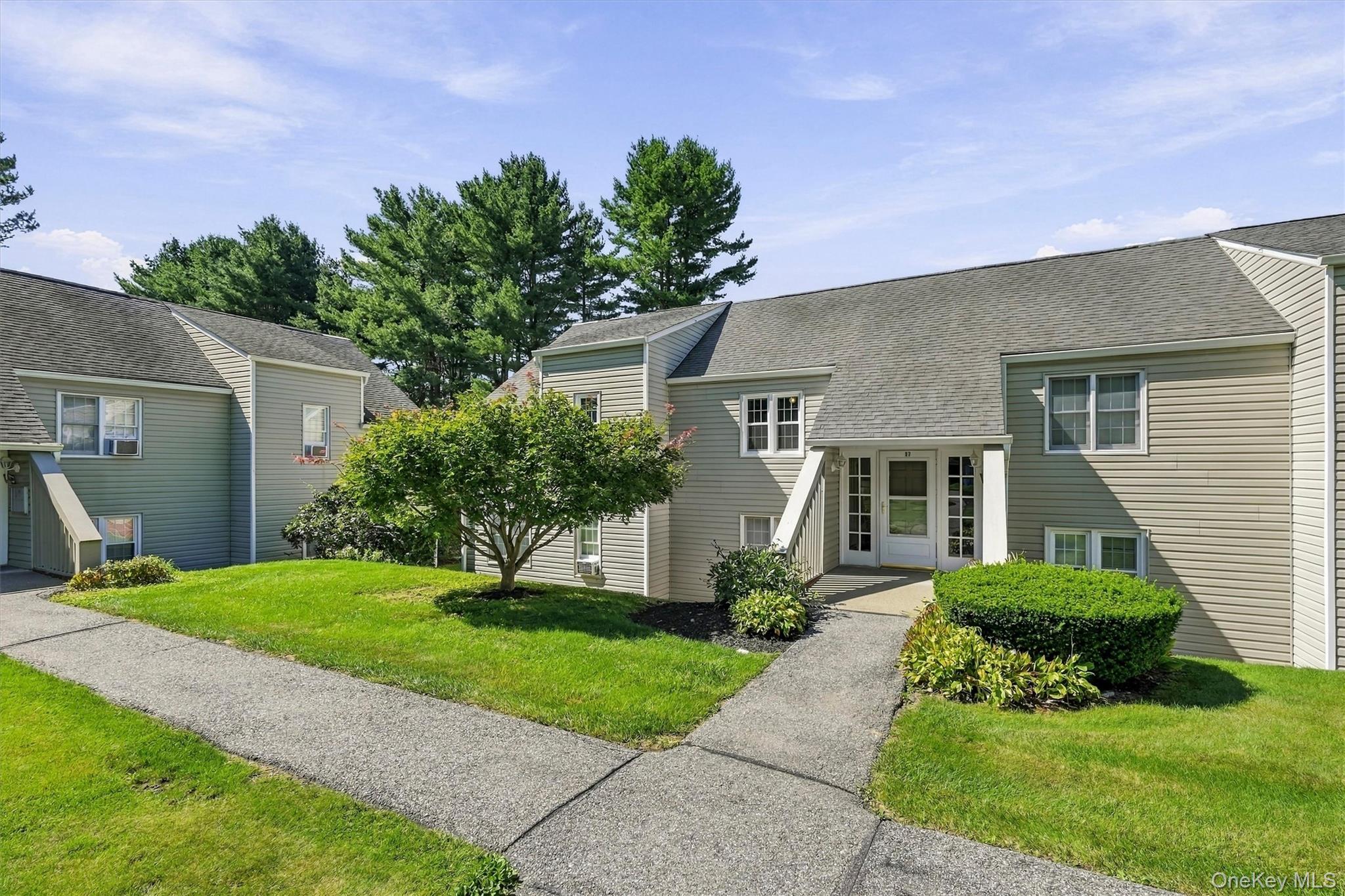 1704 Holly Stream Court Property Photo 4