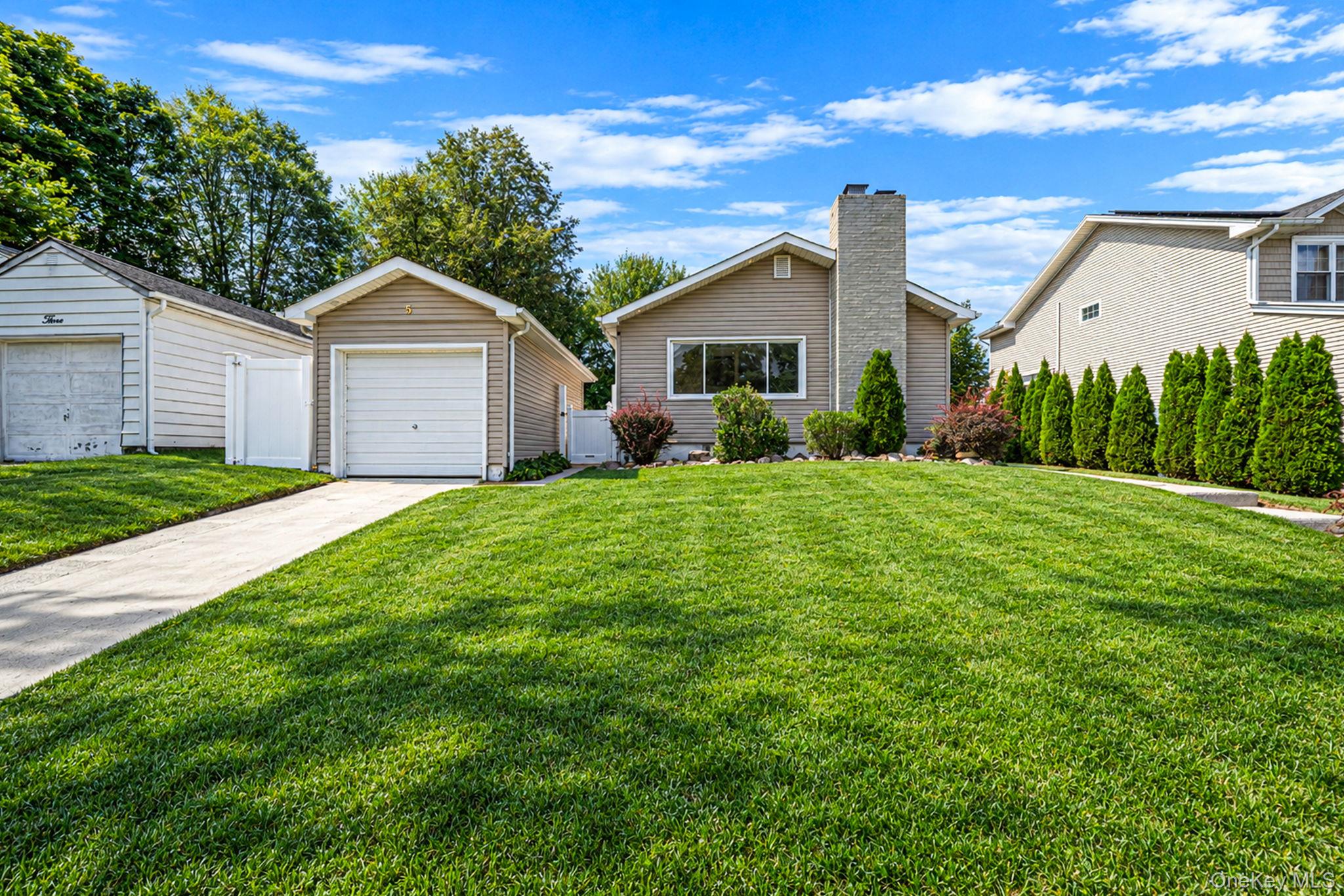5 Willets Drive Property Photo 2
