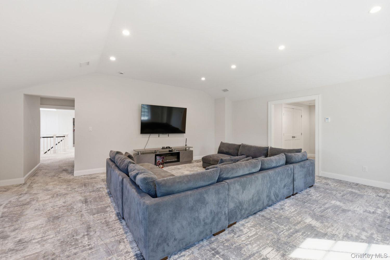 6 Castle Court Property Photo 32