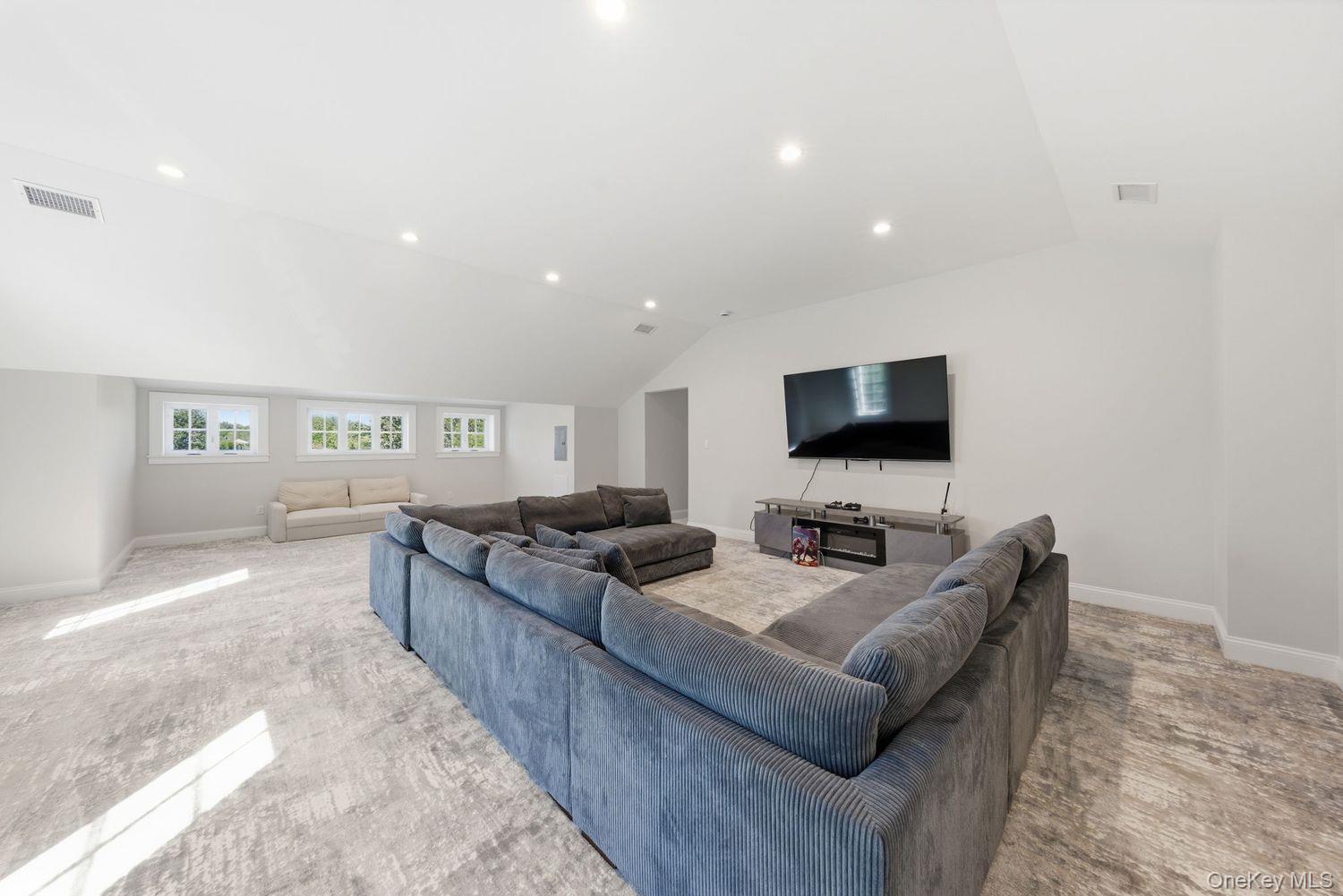 6 Castle Court Property Photo 34