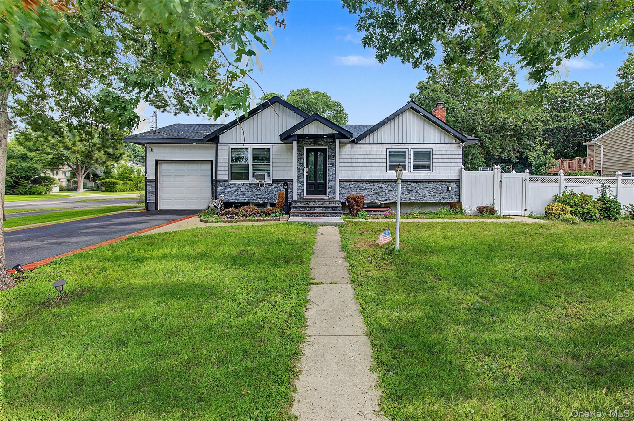 1085 Bay Shore Avenue Property Photo 1