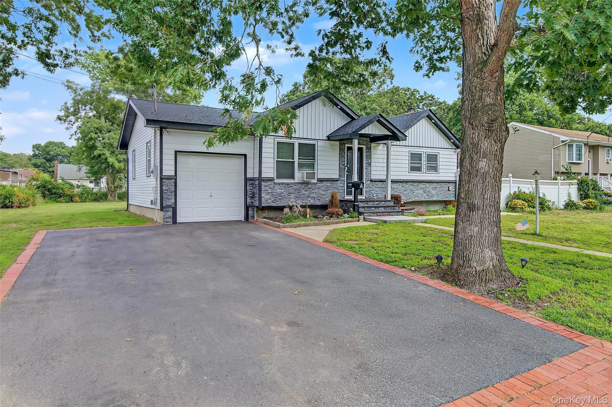 1085 Bay Shore Avenue Property Photo 3