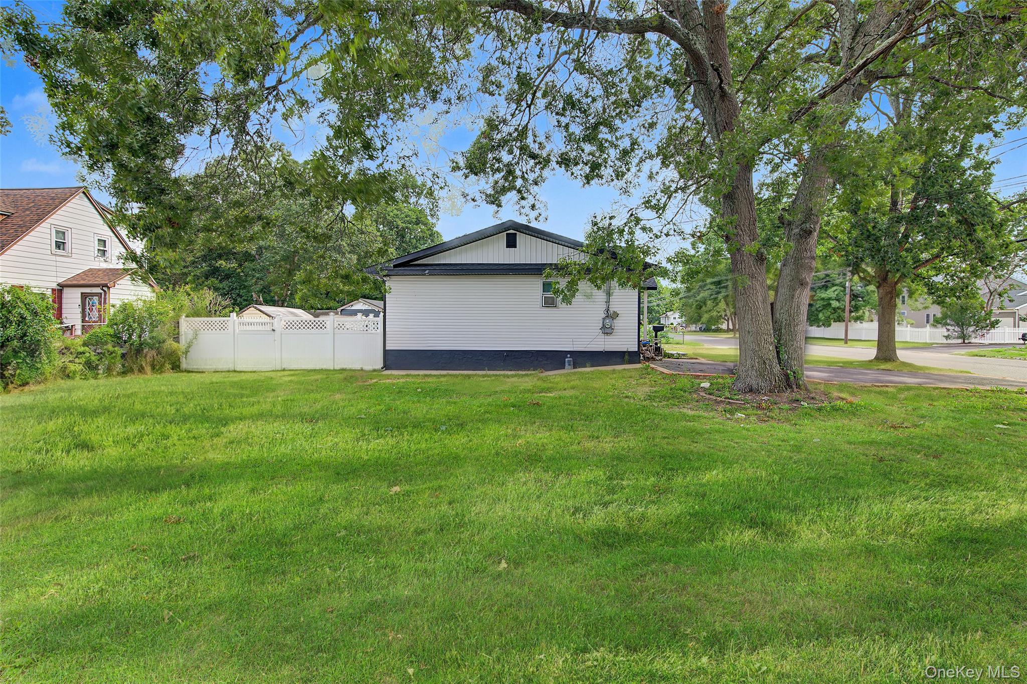 1085 Bay Shore Avenue Property Photo 4