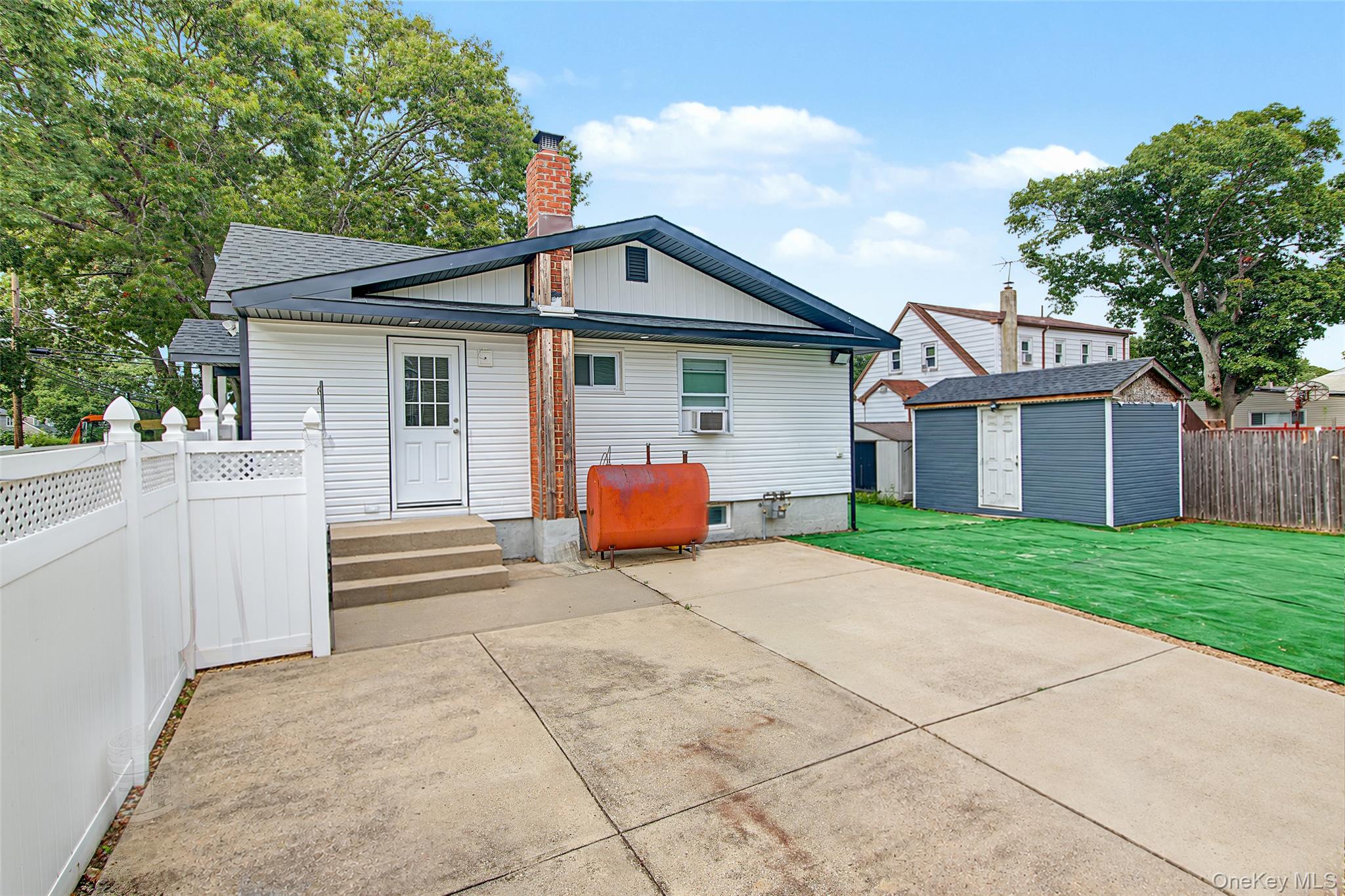 1085 Bay Shore Avenue Property Photo 7