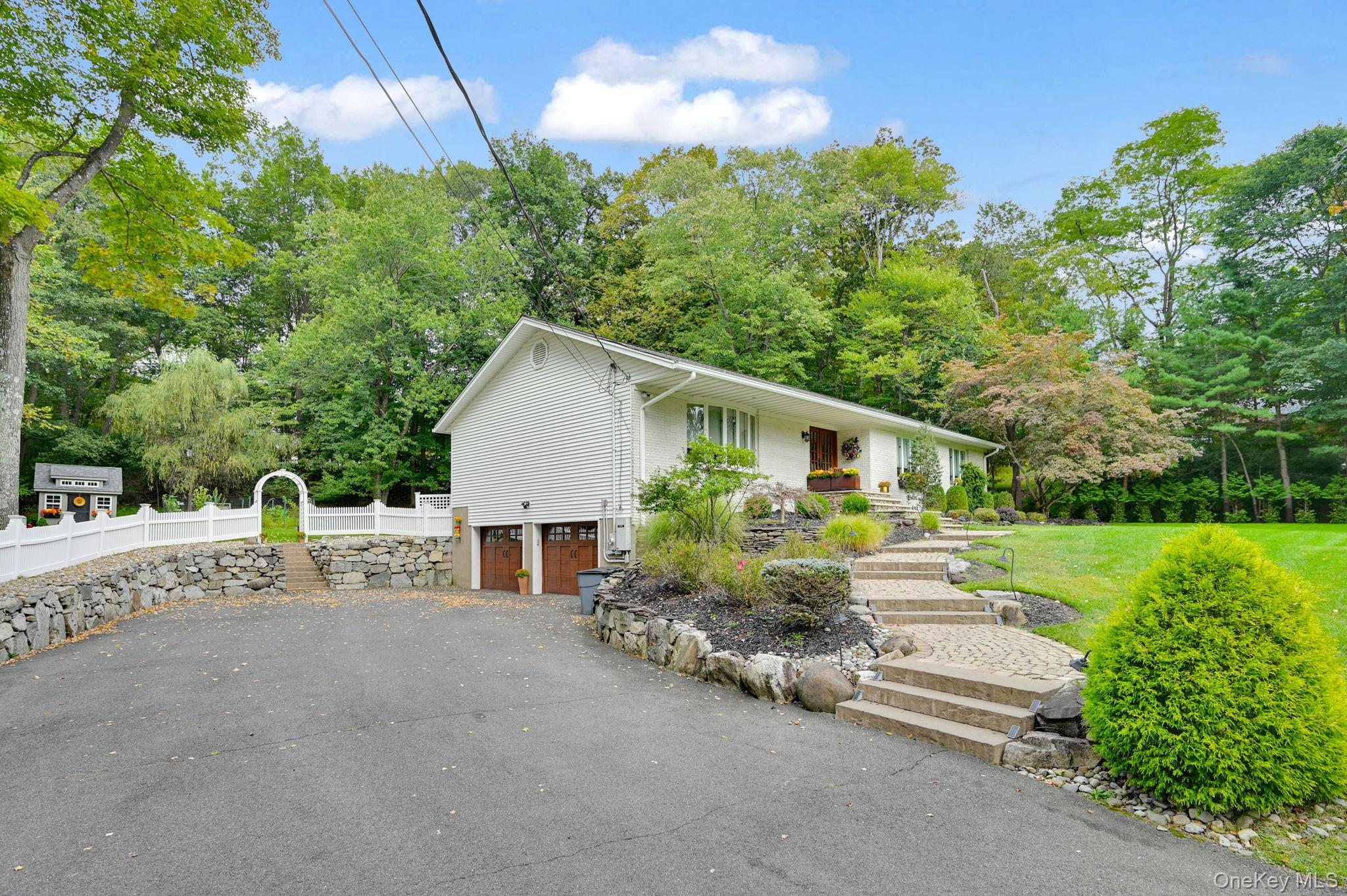 15 Ramapo Lane Property Photo 3