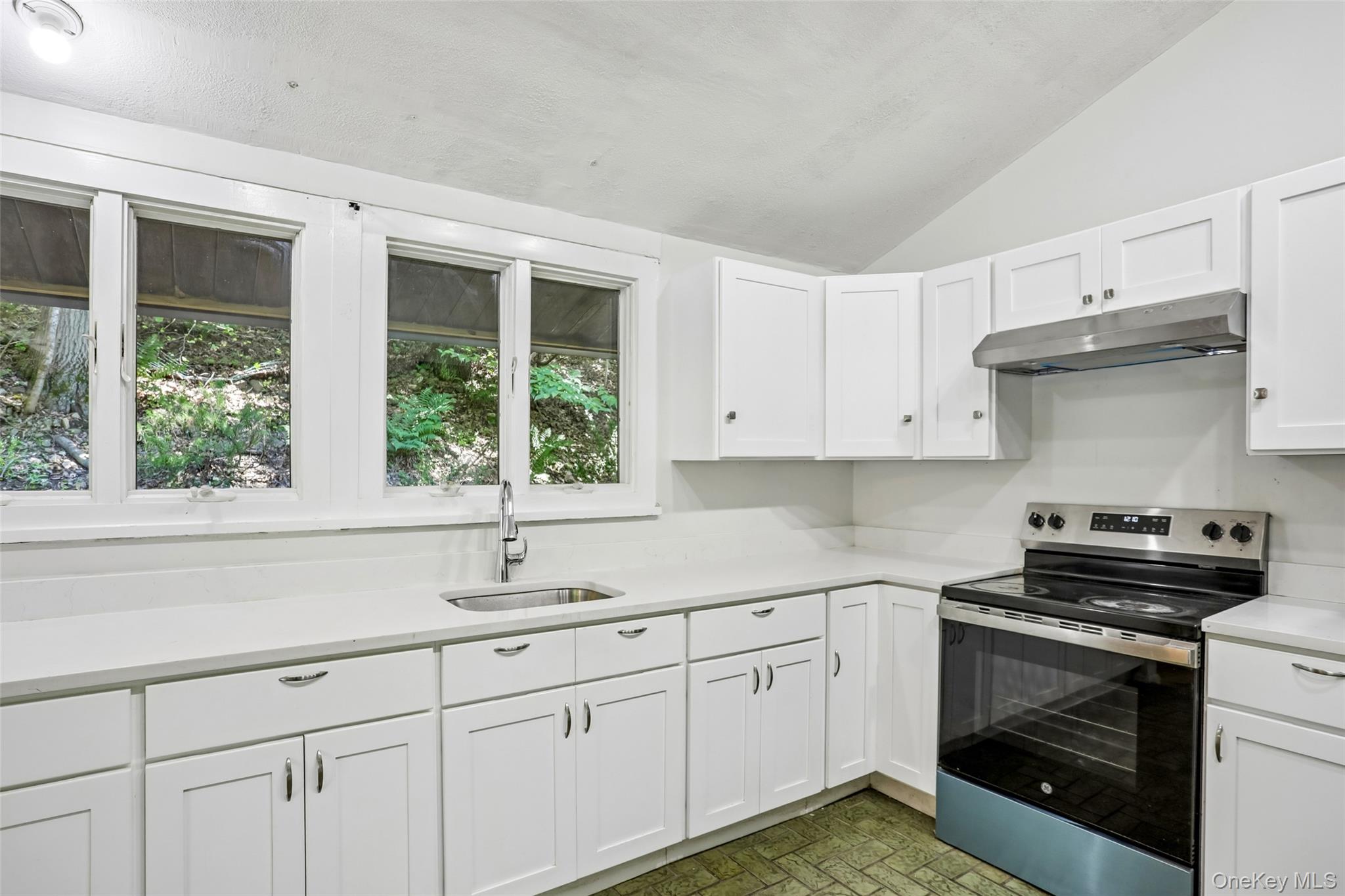 951 Haverstraw Road Property Photo 2
