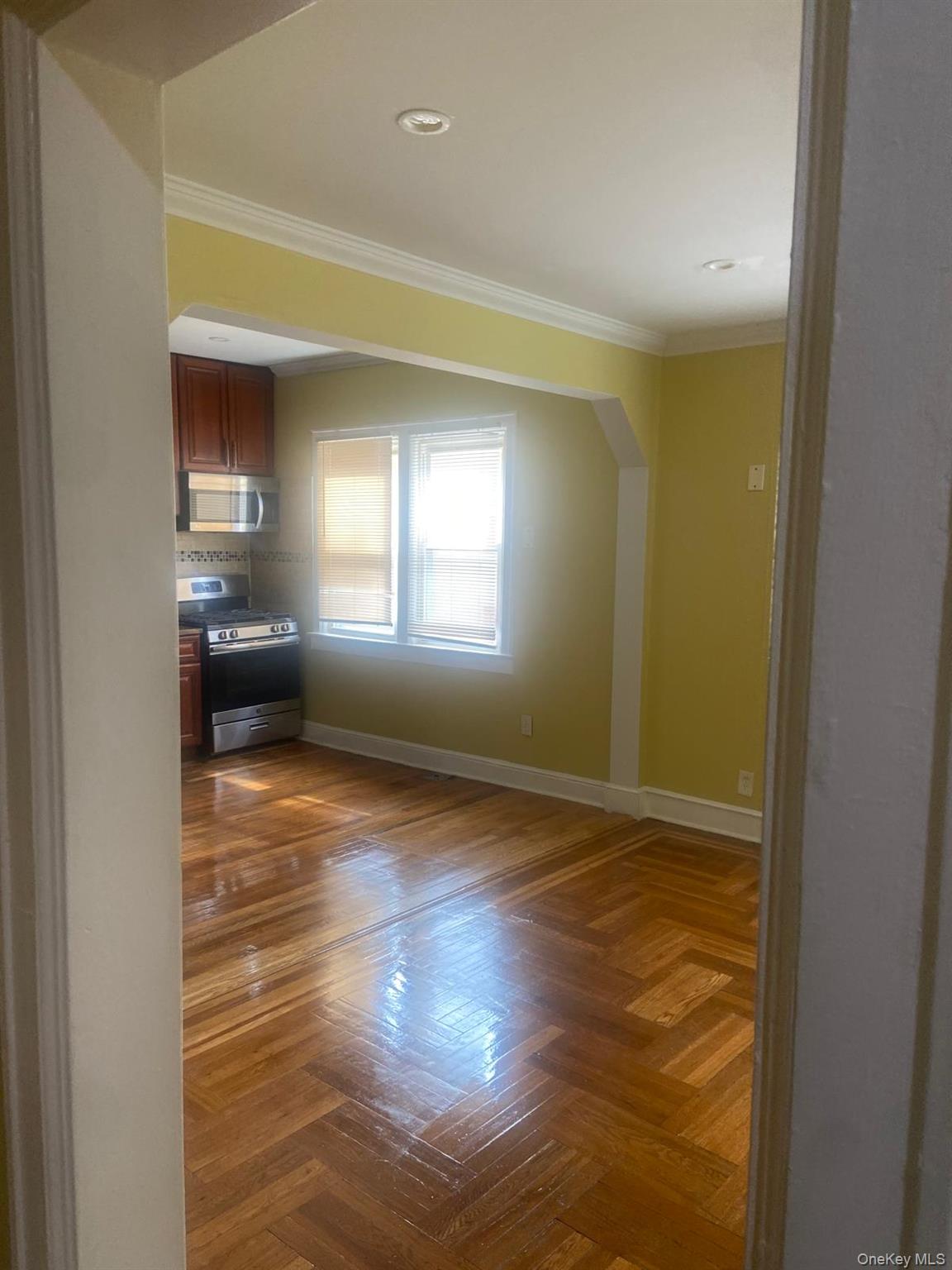 1006 E 241 St Property Photo 3