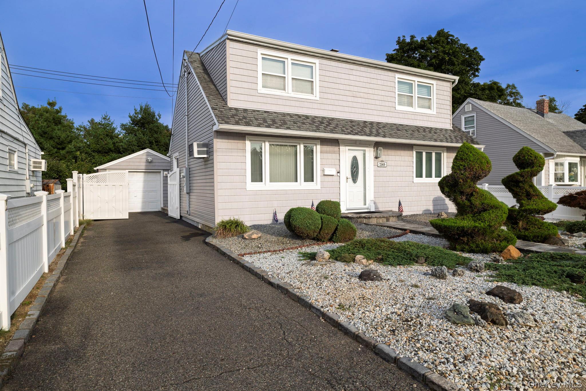 2569 Wantagh Avenue Property Photo 2