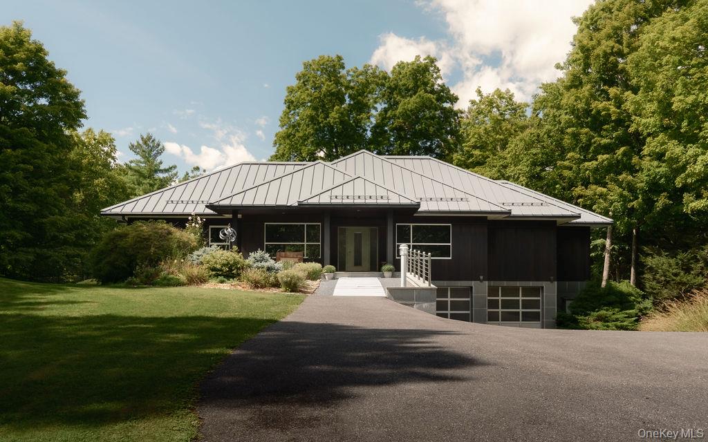 8 Sarah Court Property Photo 1