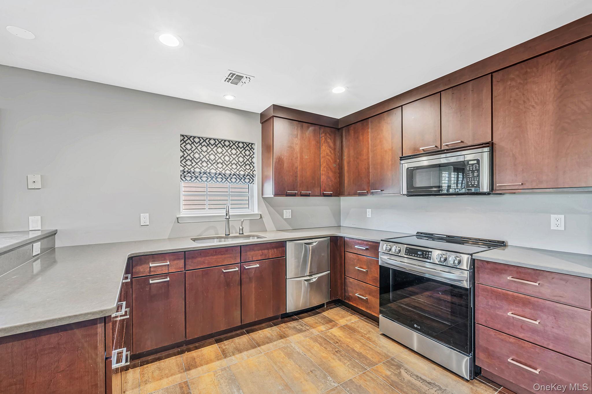 6 Hamlet Drive Property Photo 9