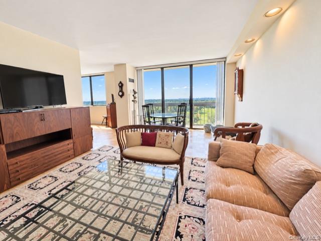 26910 Grand Central Parkway 15b Property Photo 5
