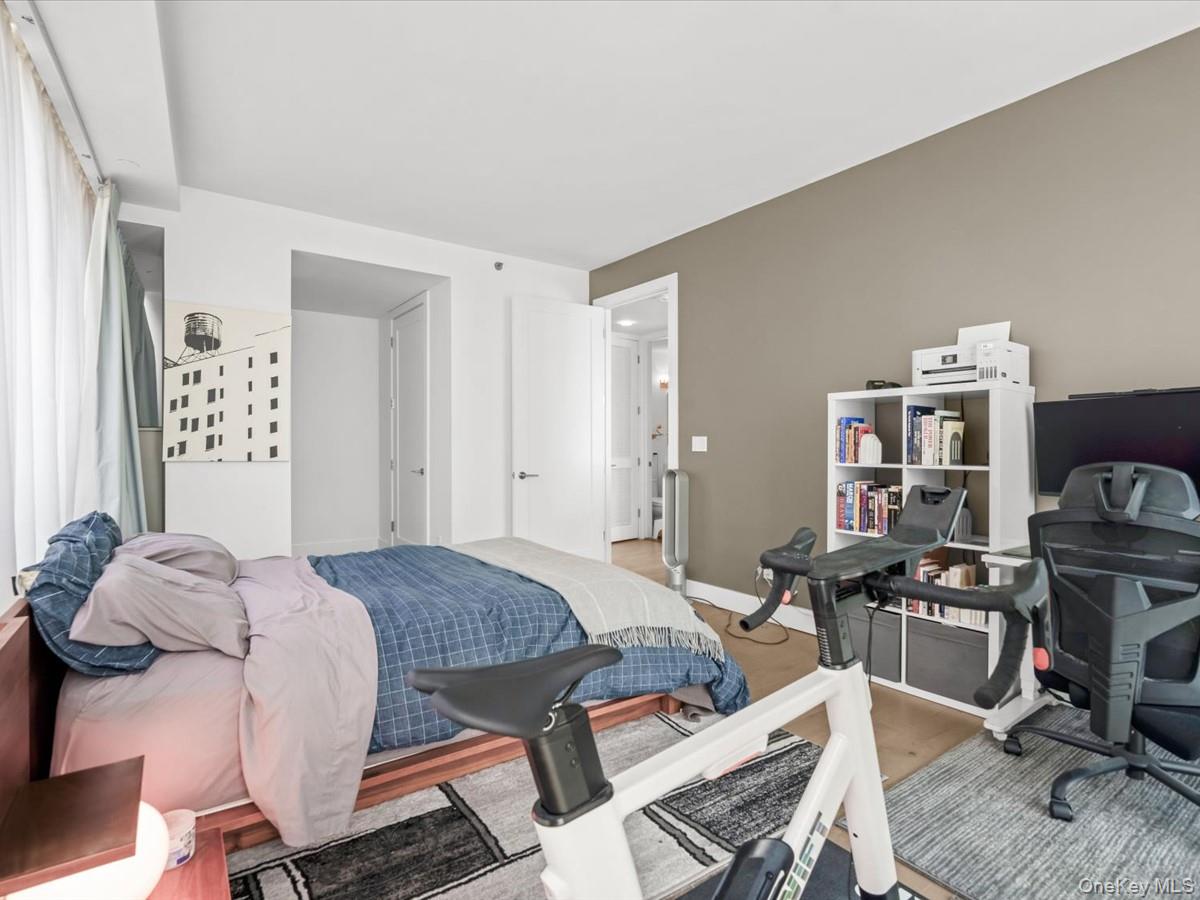 519 Borden Avenue 1h Property Photo 17