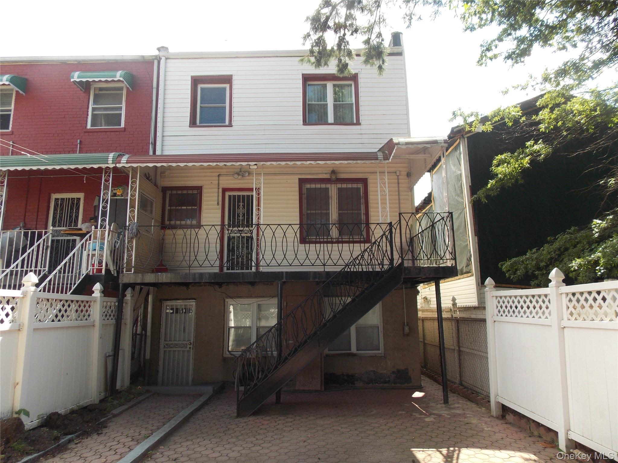 2927 Throop Avenue Property Photo 6