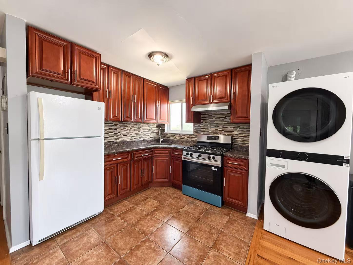 998 Crescent Street Property Photo 12