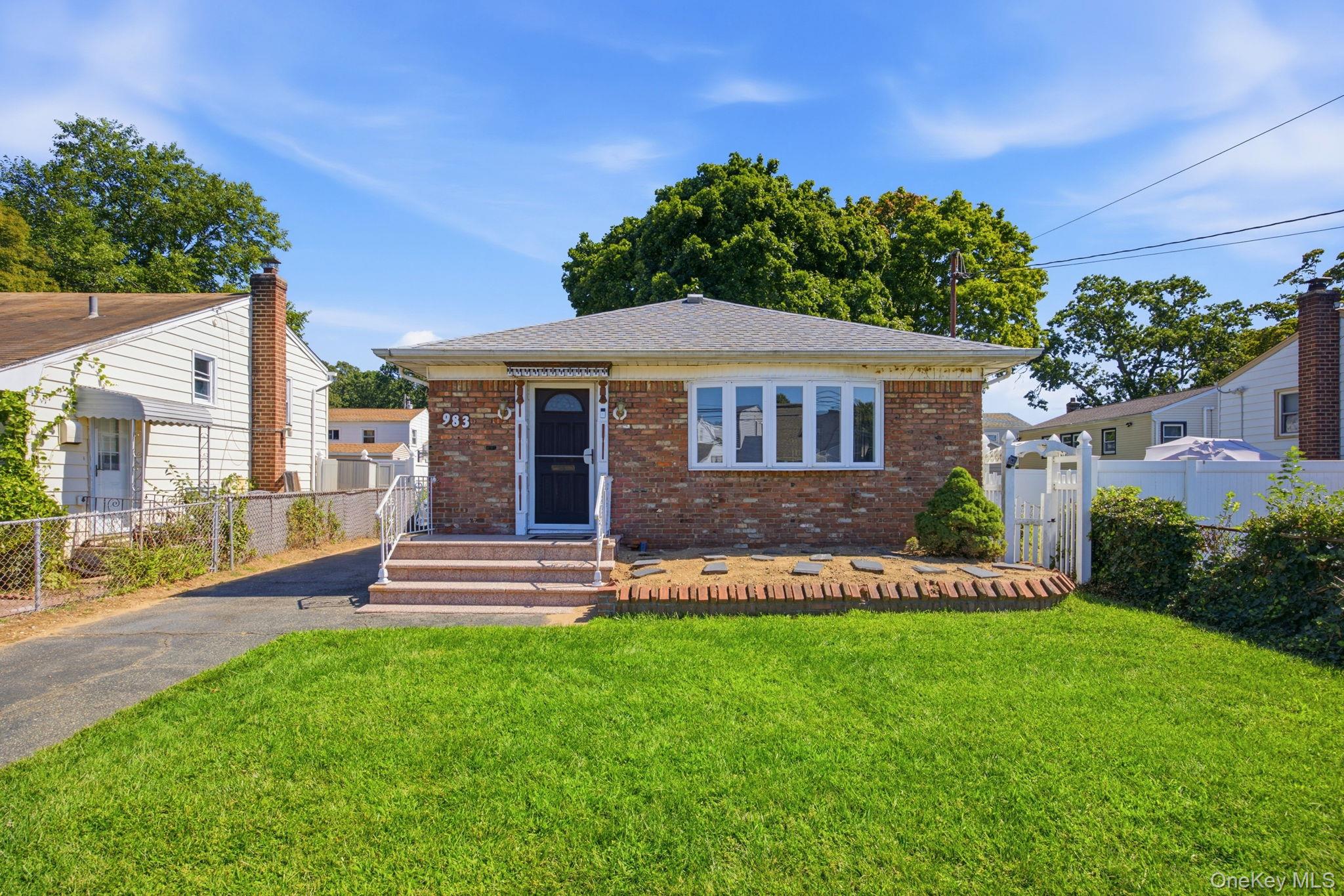 983 Cayuga Road Property Photo 1