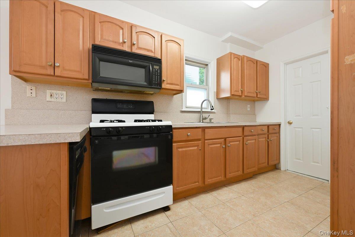 22237 Edmore Avenue Property Photo 6