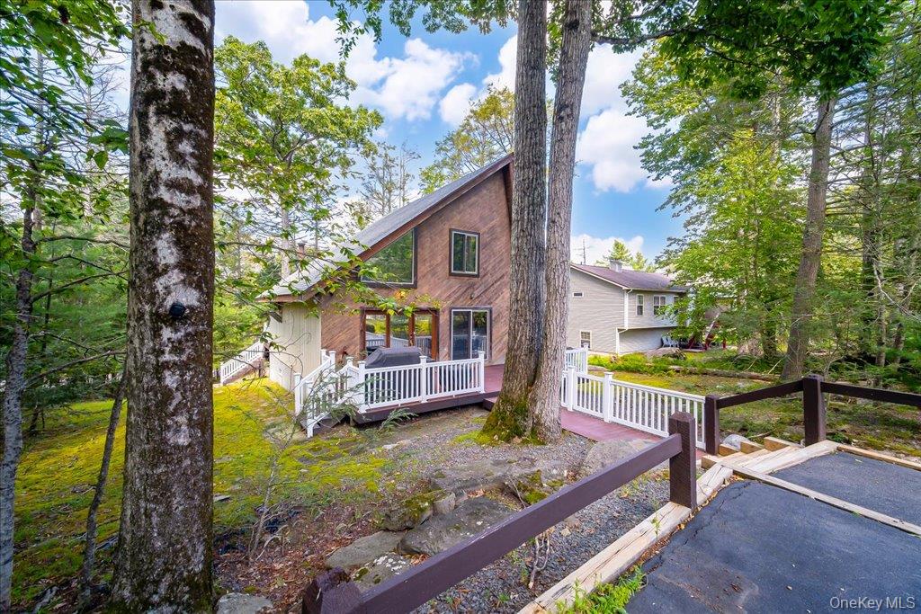 142 N Emerald Drive Property Photo 3