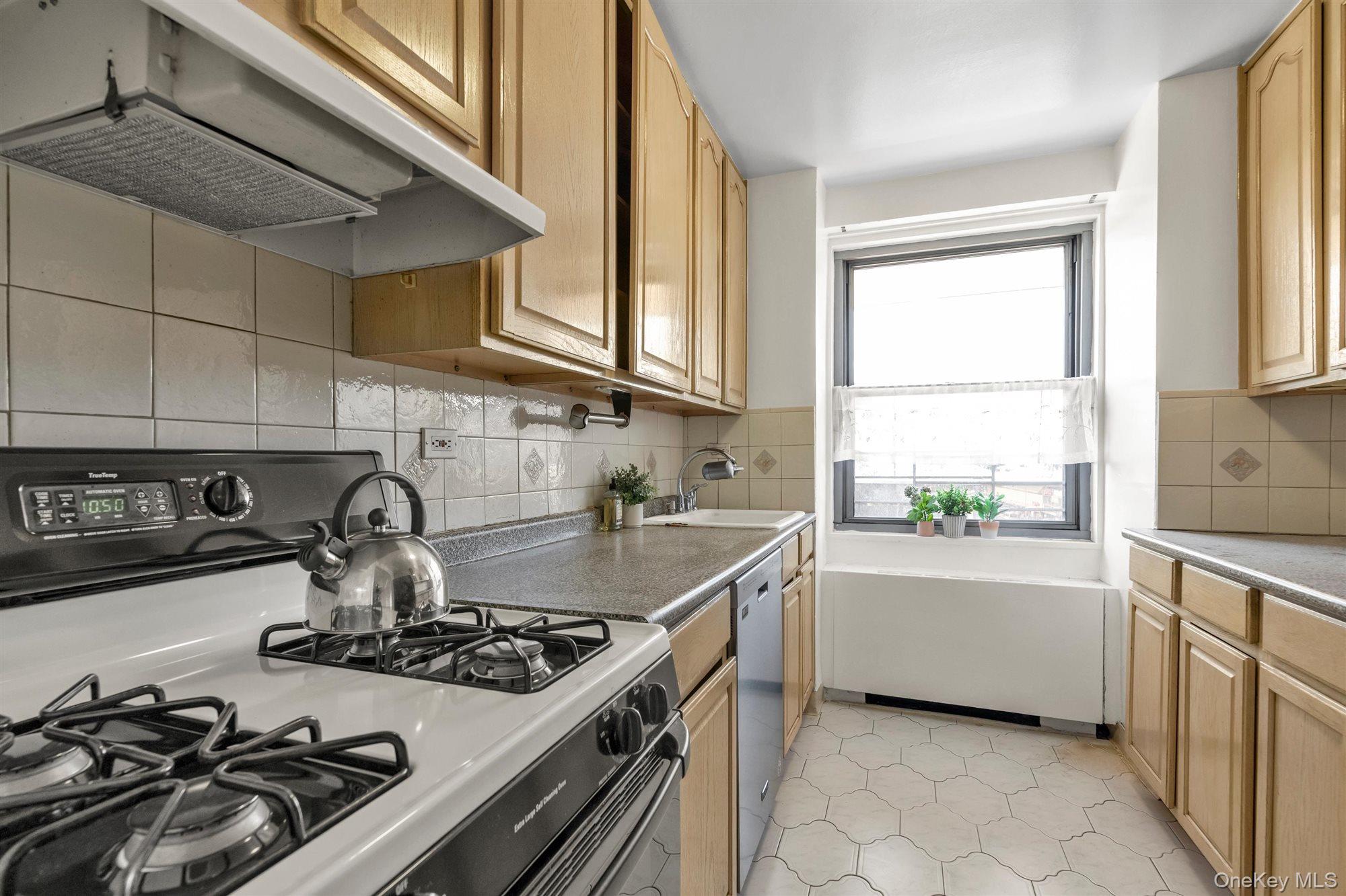 175-20 Wexford Terrace 4x Property Photo 9