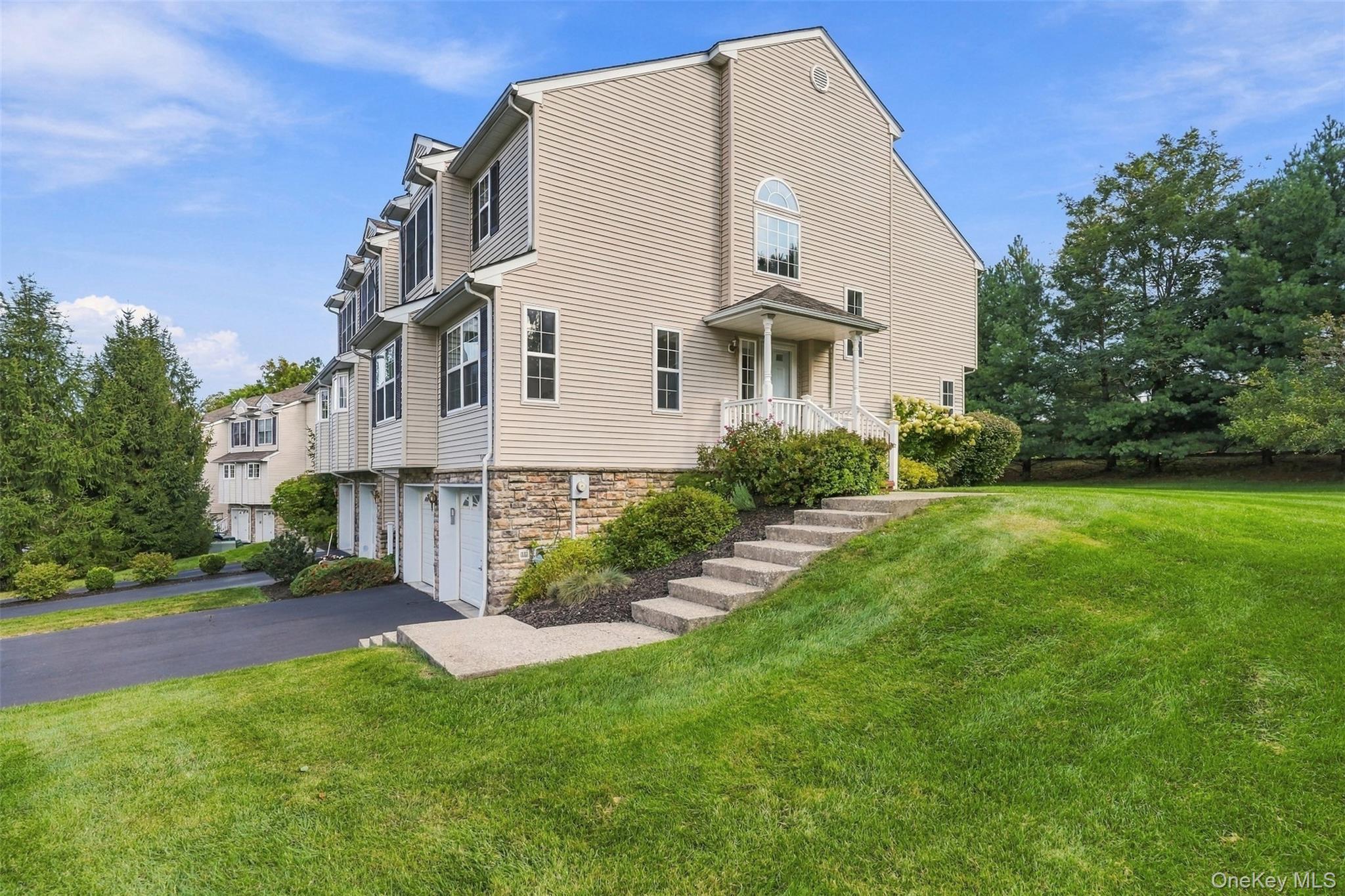 1402 Pondview Loop Property Photo 2
