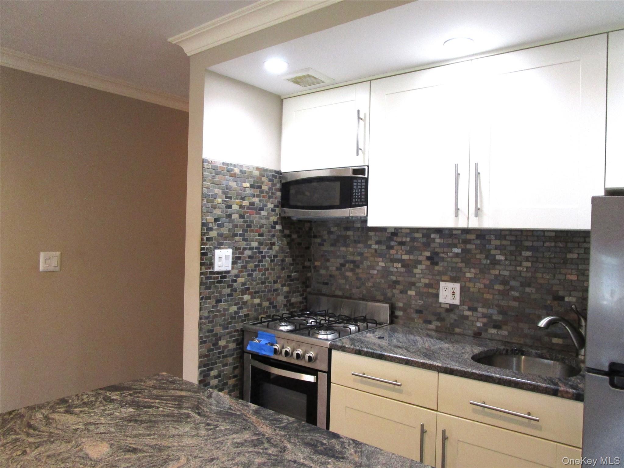 324 Post Avenue 11-i Property Photo 13