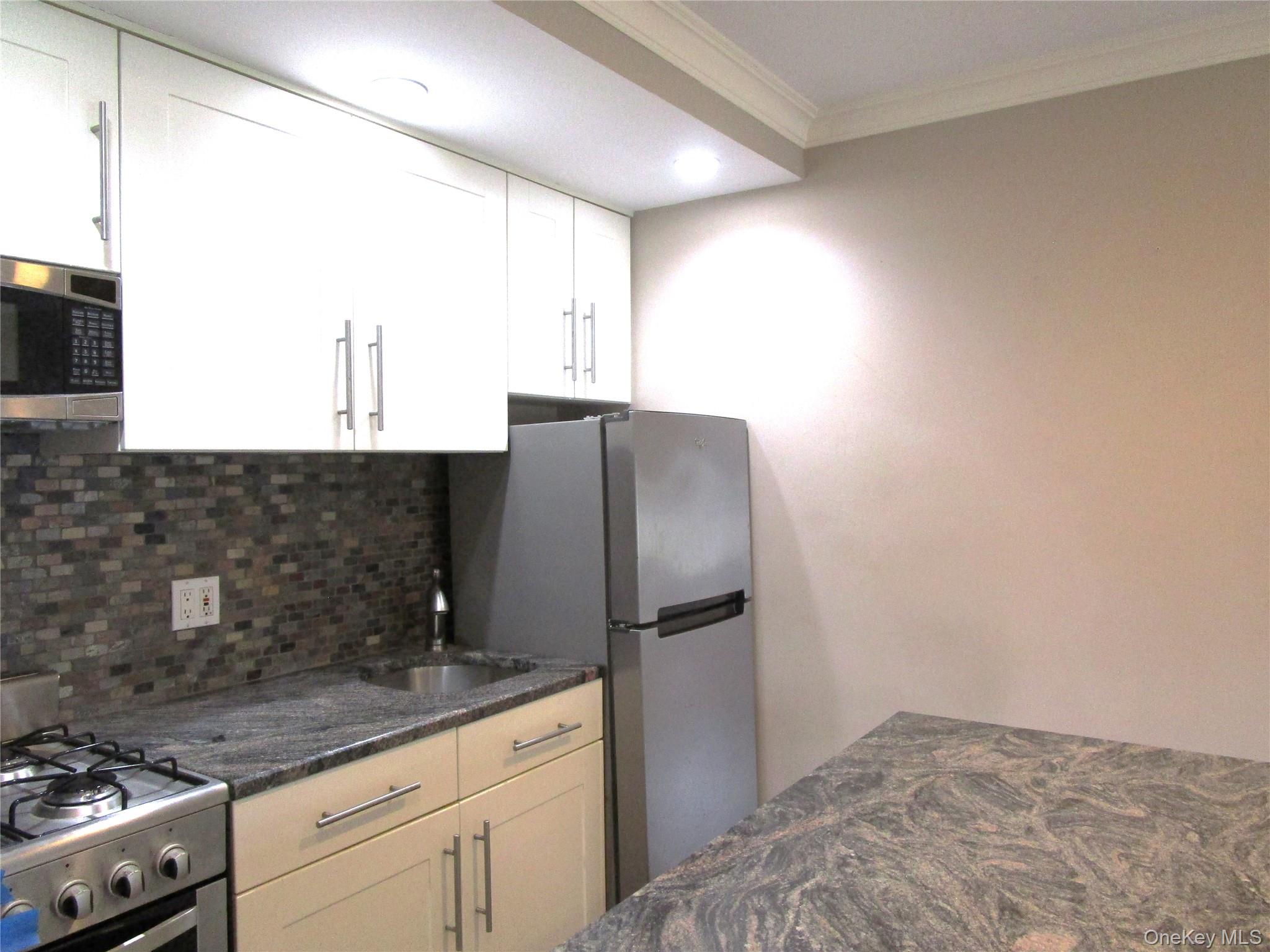 324 Post Avenue 11-i Property Photo 14