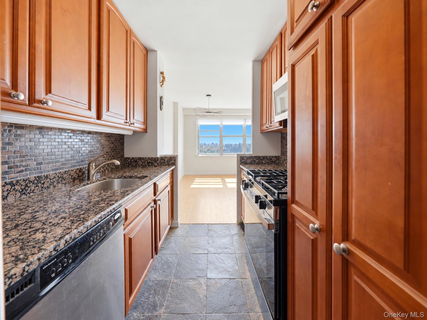 555 Kappock Street 25t Property Photo 8