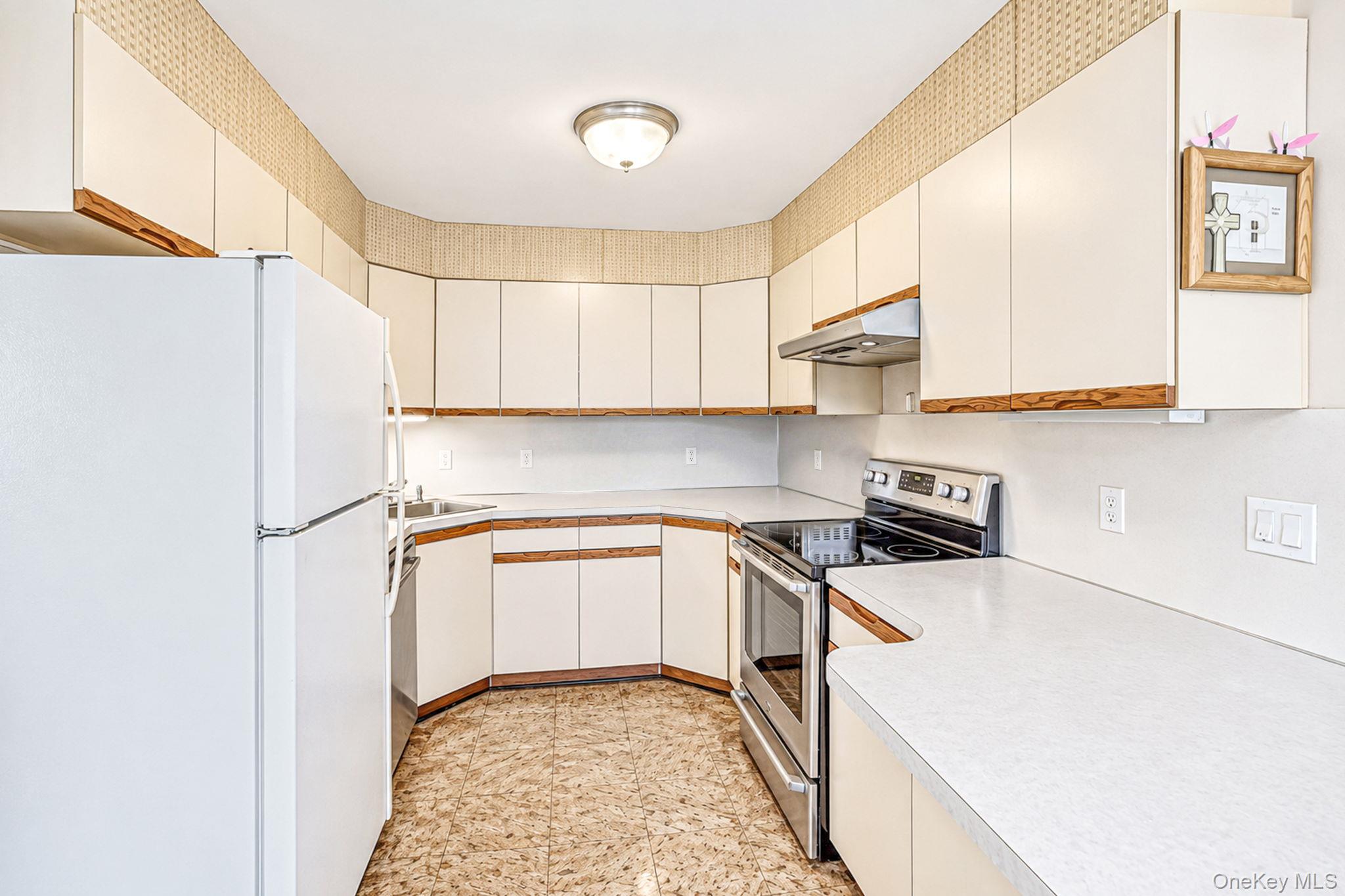 11 E Hollywood Avenue Property Photo 19