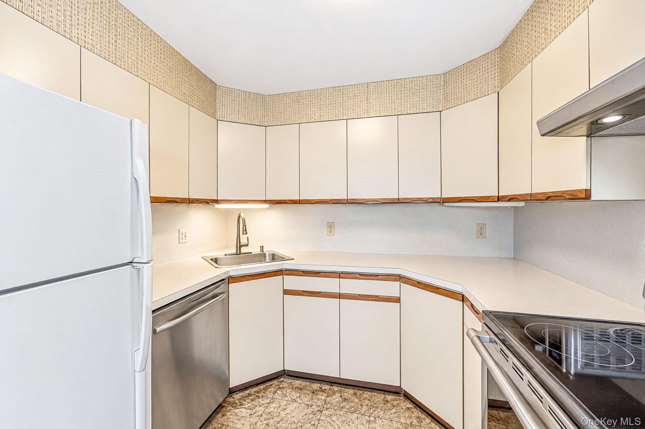 11 E Hollywood Avenue Property Photo 20