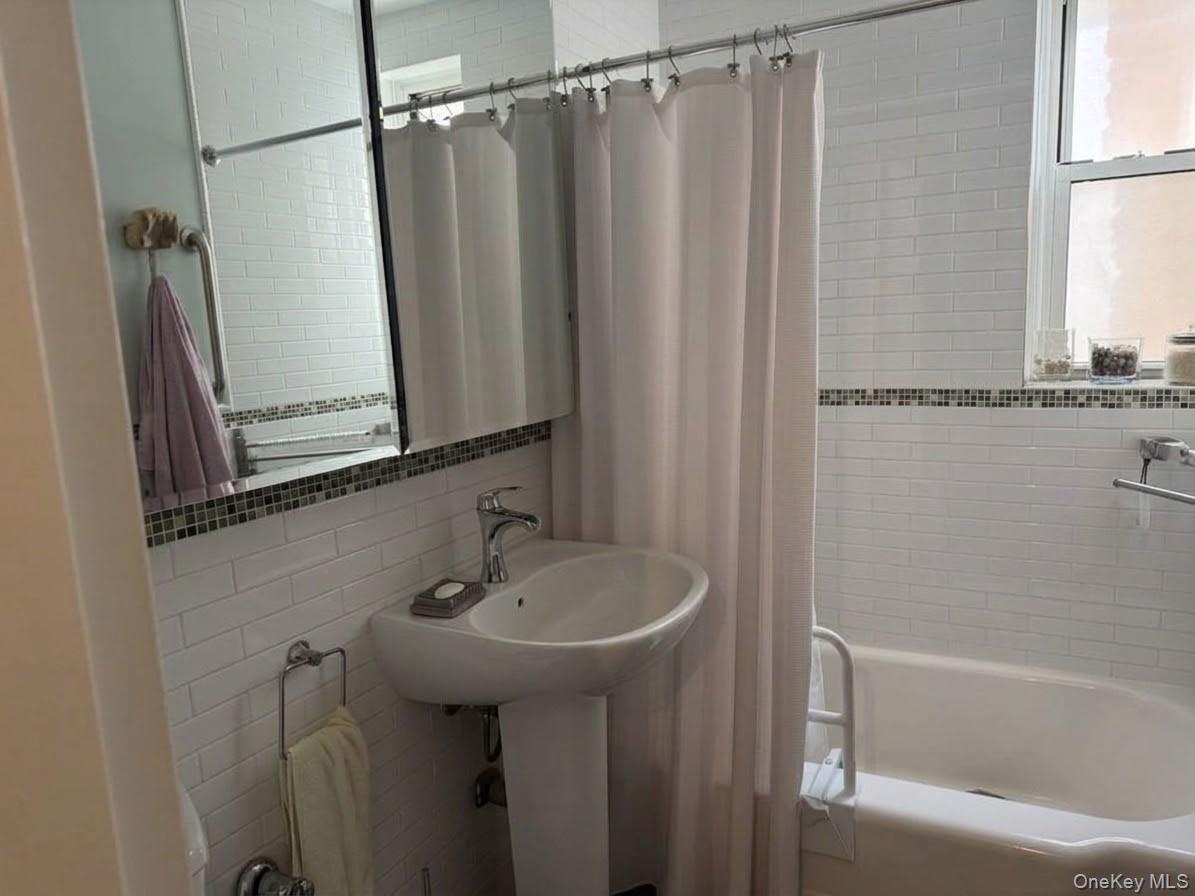 74-45 Yellowstone Boulevard 5e Property Photo 5