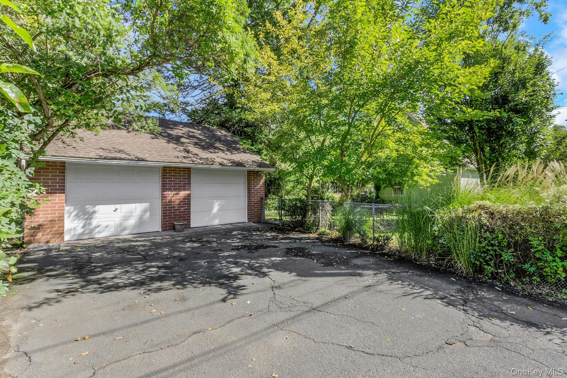 160 N Broadway Property Photo 3