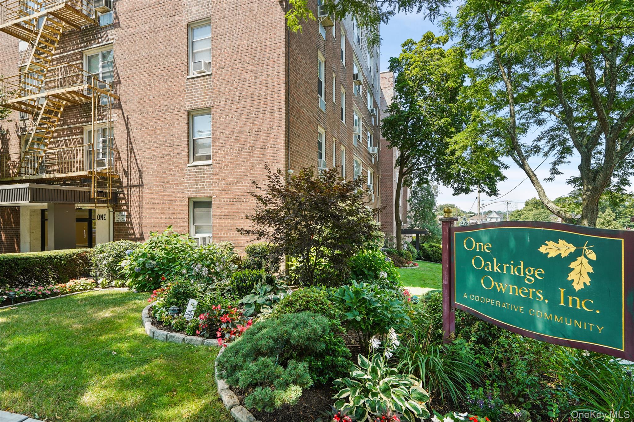 1 Oakridge Place 4L Property Photo 1