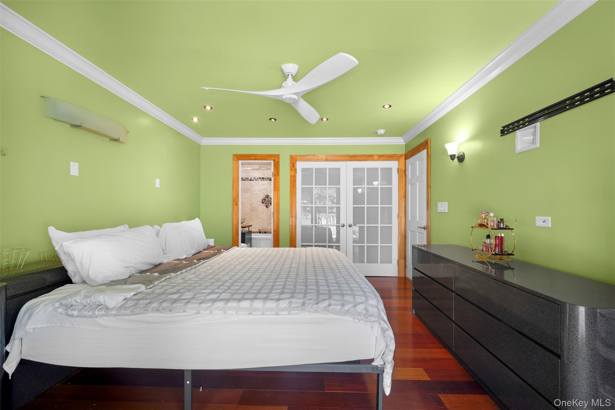 111 Woodside Avenue Property Photo 24
