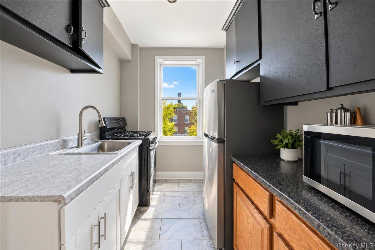 150 Ravine Avenue 3b Property Photo 11