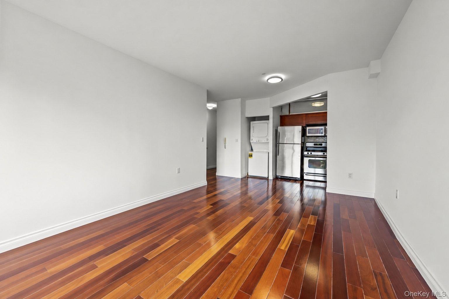 30-85 Vernon Boulevard 6e Property Photo 2