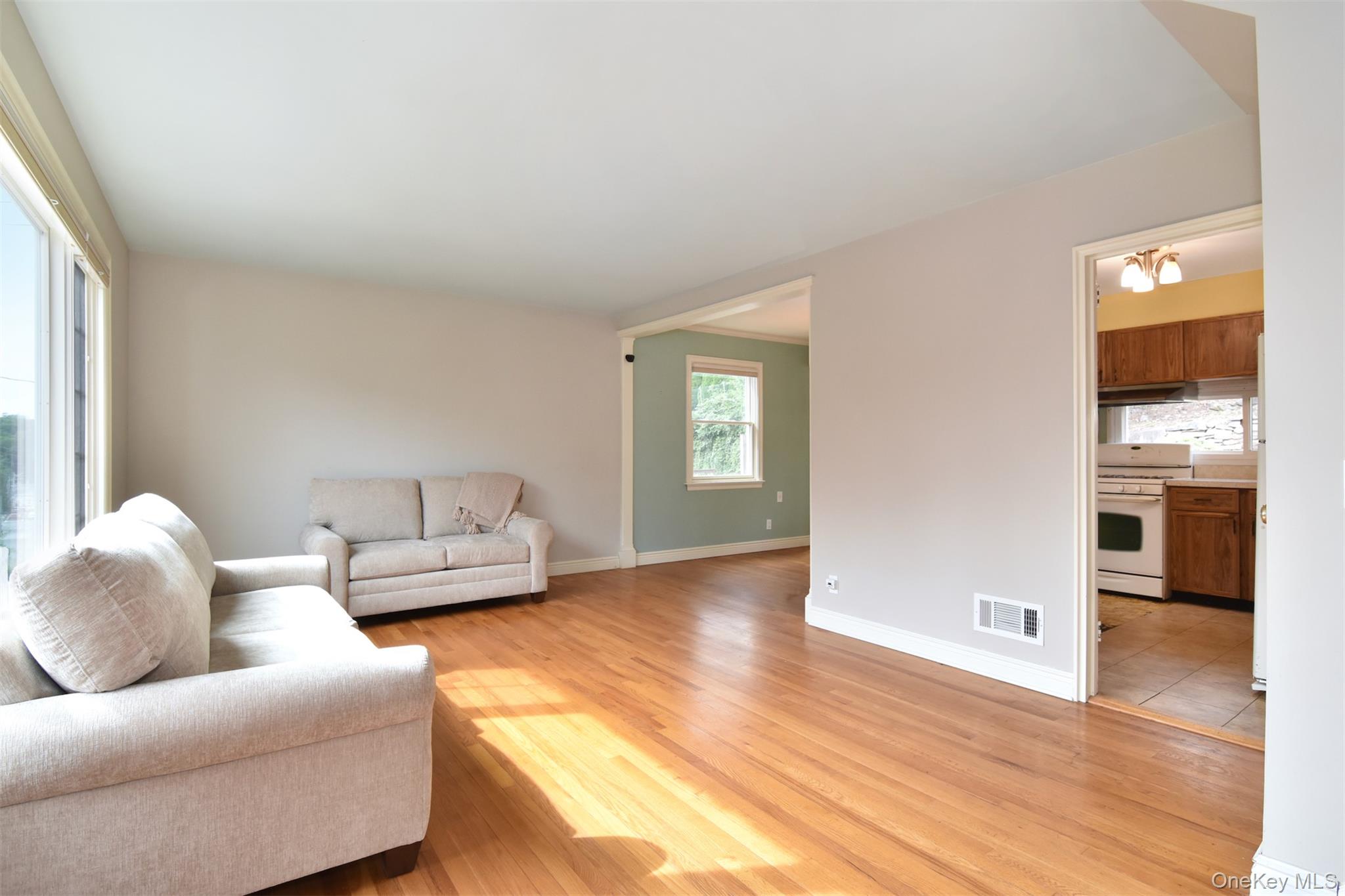 27 White Plains Avenue Property Photo 4