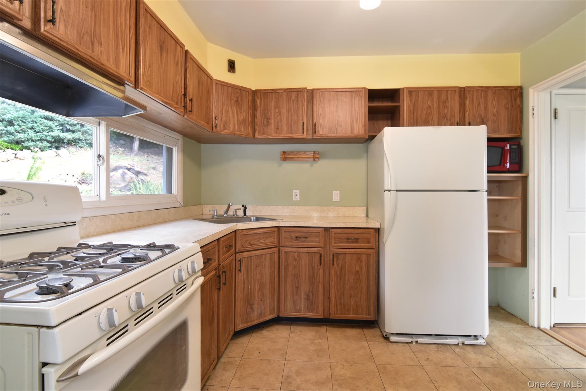 27 White Plains Avenue Property Photo 6