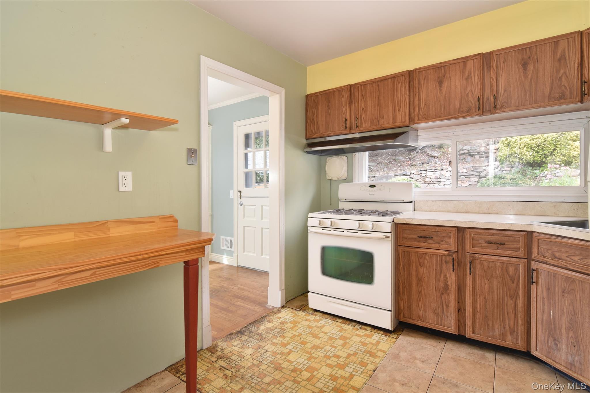 27 White Plains Avenue Property Photo 7