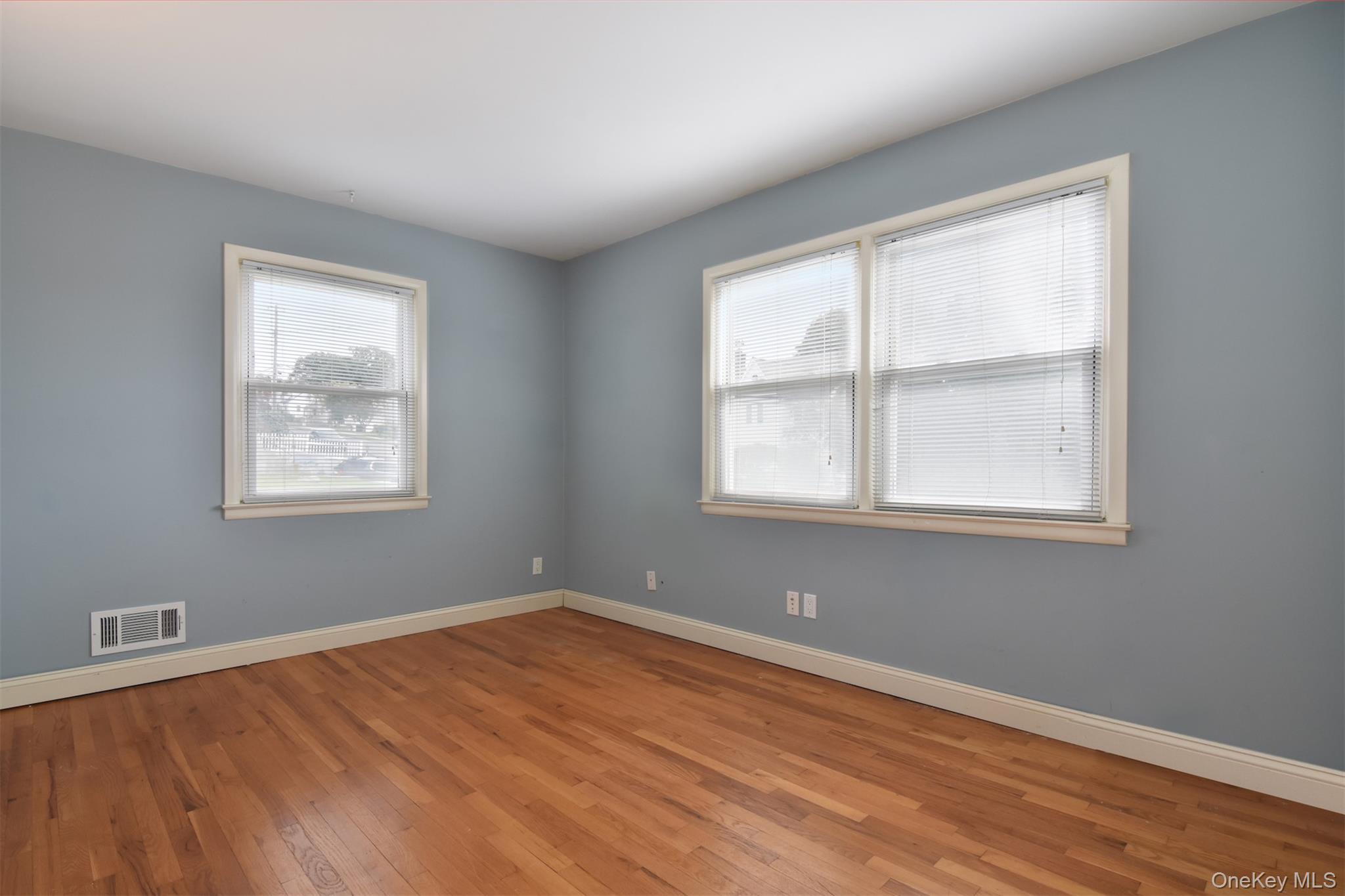27 White Plains Avenue Property Photo 8