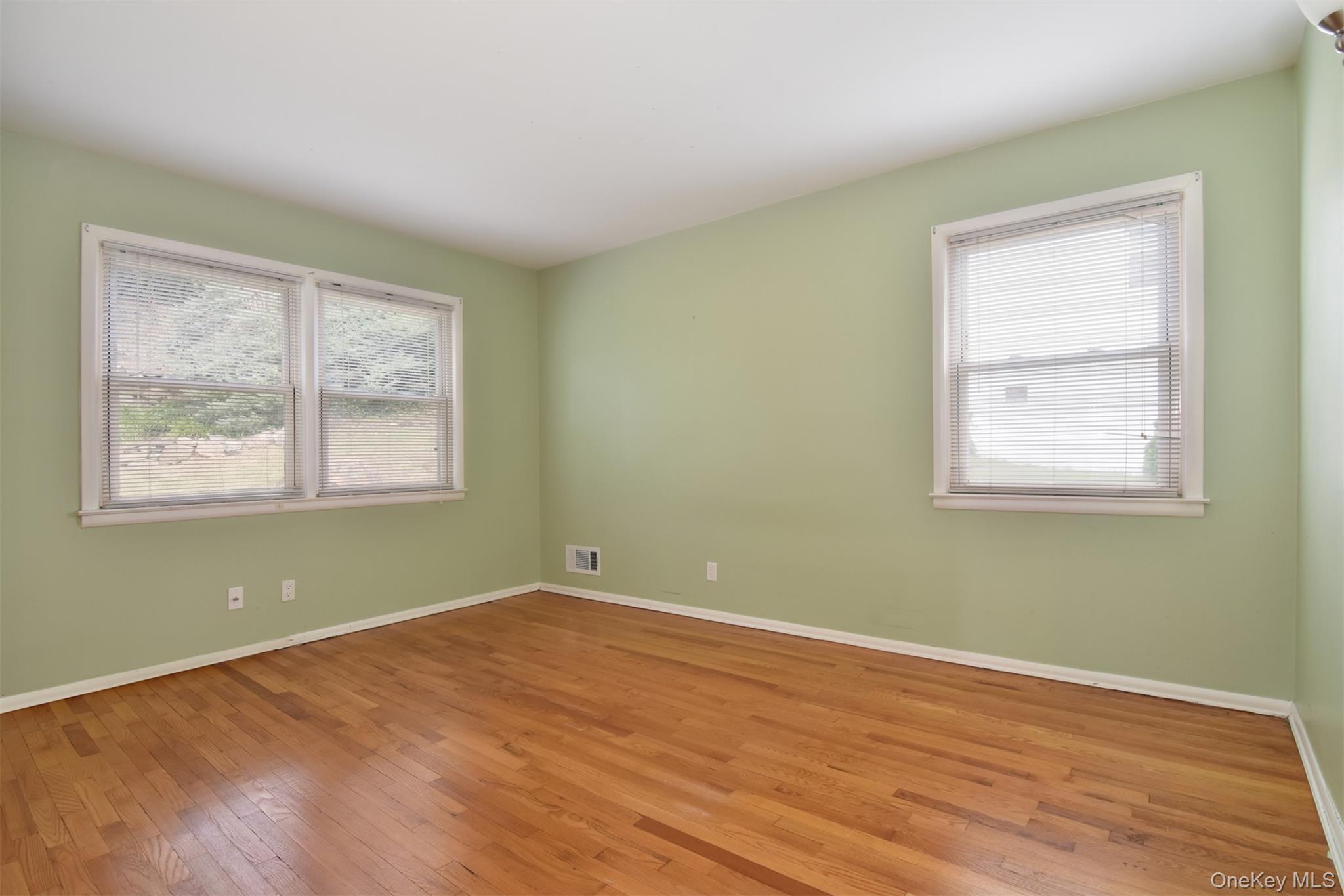 27 White Plains Avenue Property Photo 9