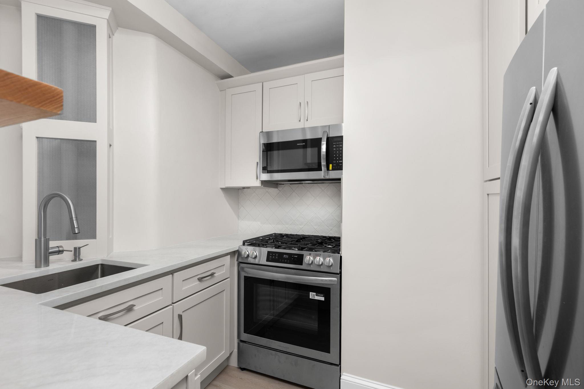 208 Centre Ave 4-b Property Photo 2